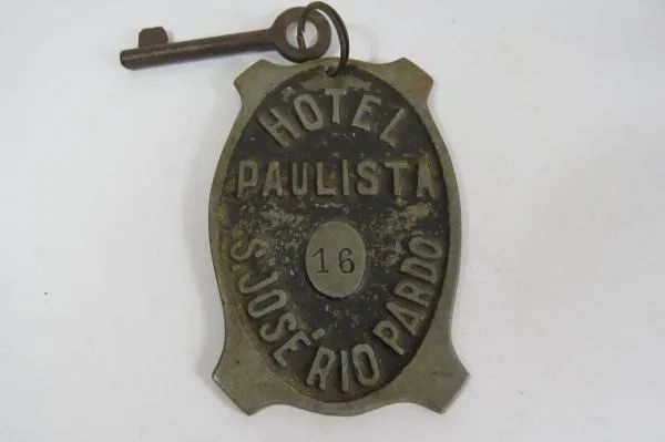 Antigo CHAVEIRO do quarto 16 do HOTEL PAULISTA de SÃO JOSÉ DO RIO PARDO. Mede aprox. 6,8 X
