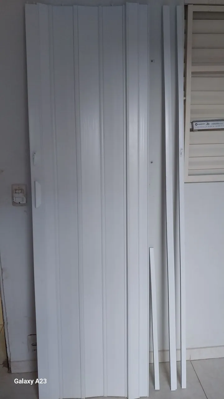 Porta de correr branca para banheiro ou quarto