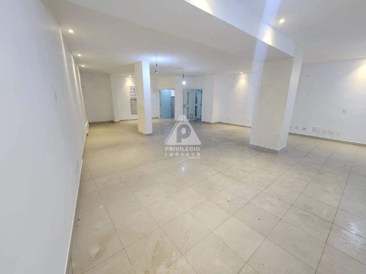 Loja 180m² | Posto 5 Copacabana | Quadra da Praia | Grande Fluxo | Com Banheiros Acessívei - Foto 3
