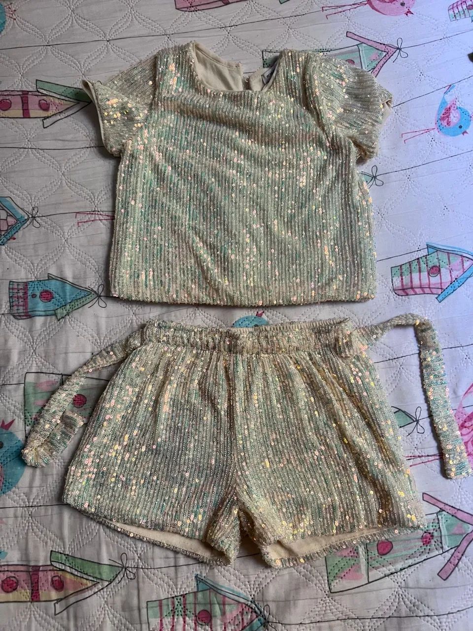 Conjunto roupa infantil, Brilho