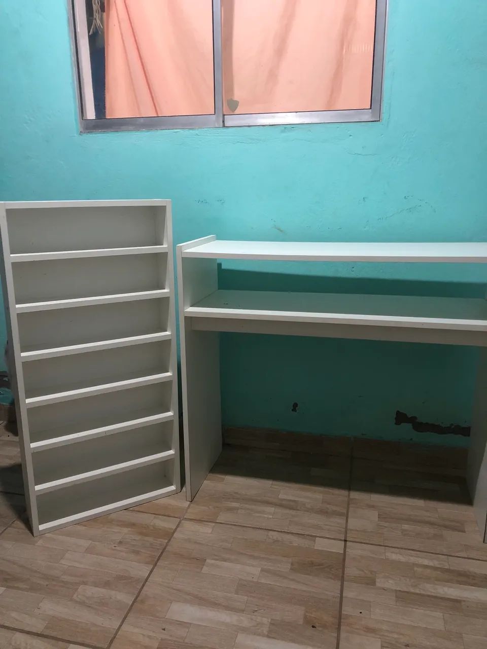 Expositor de esmalte e mesa de manicure 