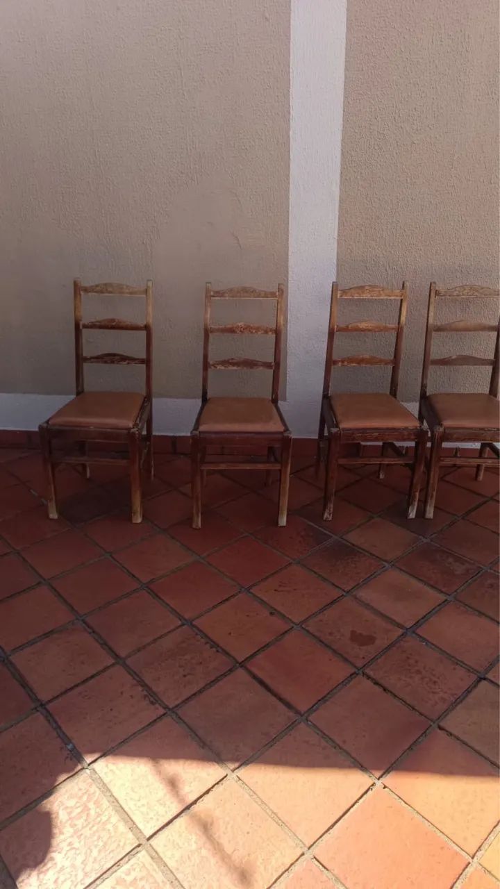 Cadeiras de madeira 