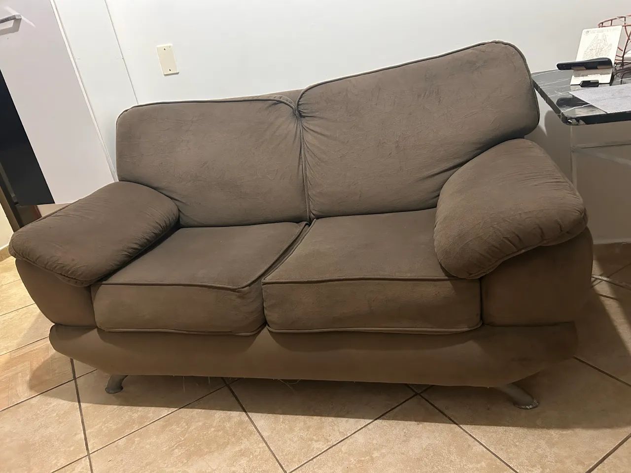 Sofá 2 lugares em suede marrom - confortável e conservado