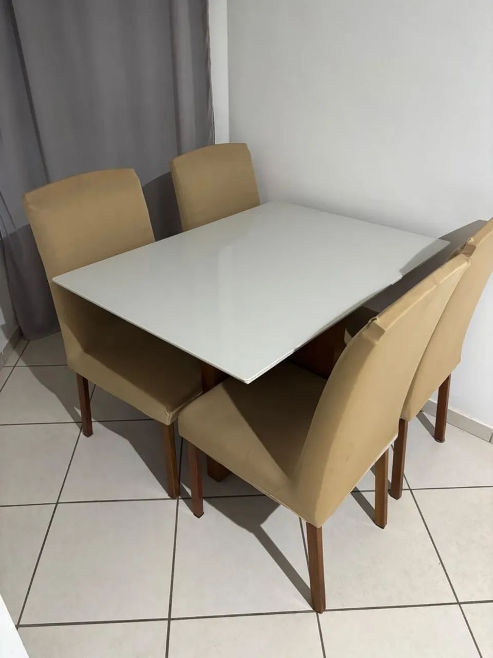 Mesa com 4 cadeiras 