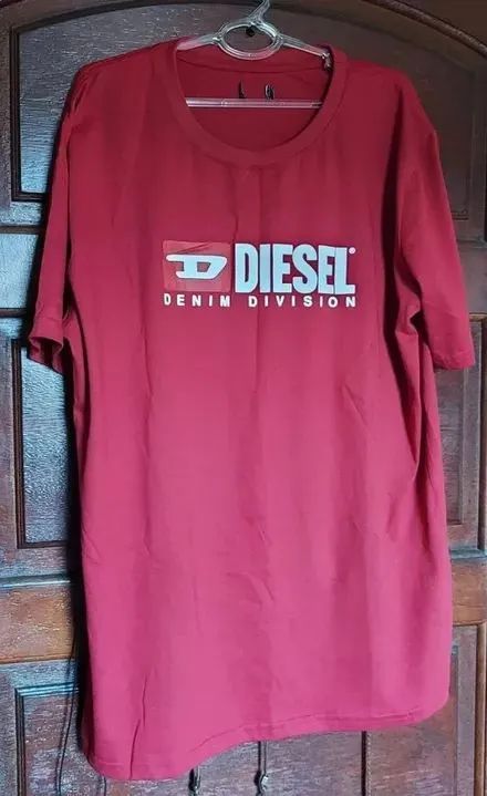 camiseta estampada vermelha diesel