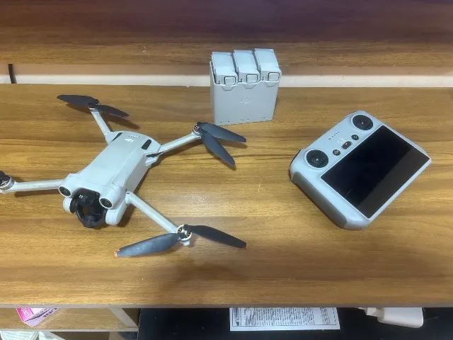 Drone DJI mini 3 pro + 3 baterias e controle com visor  - Foto 2