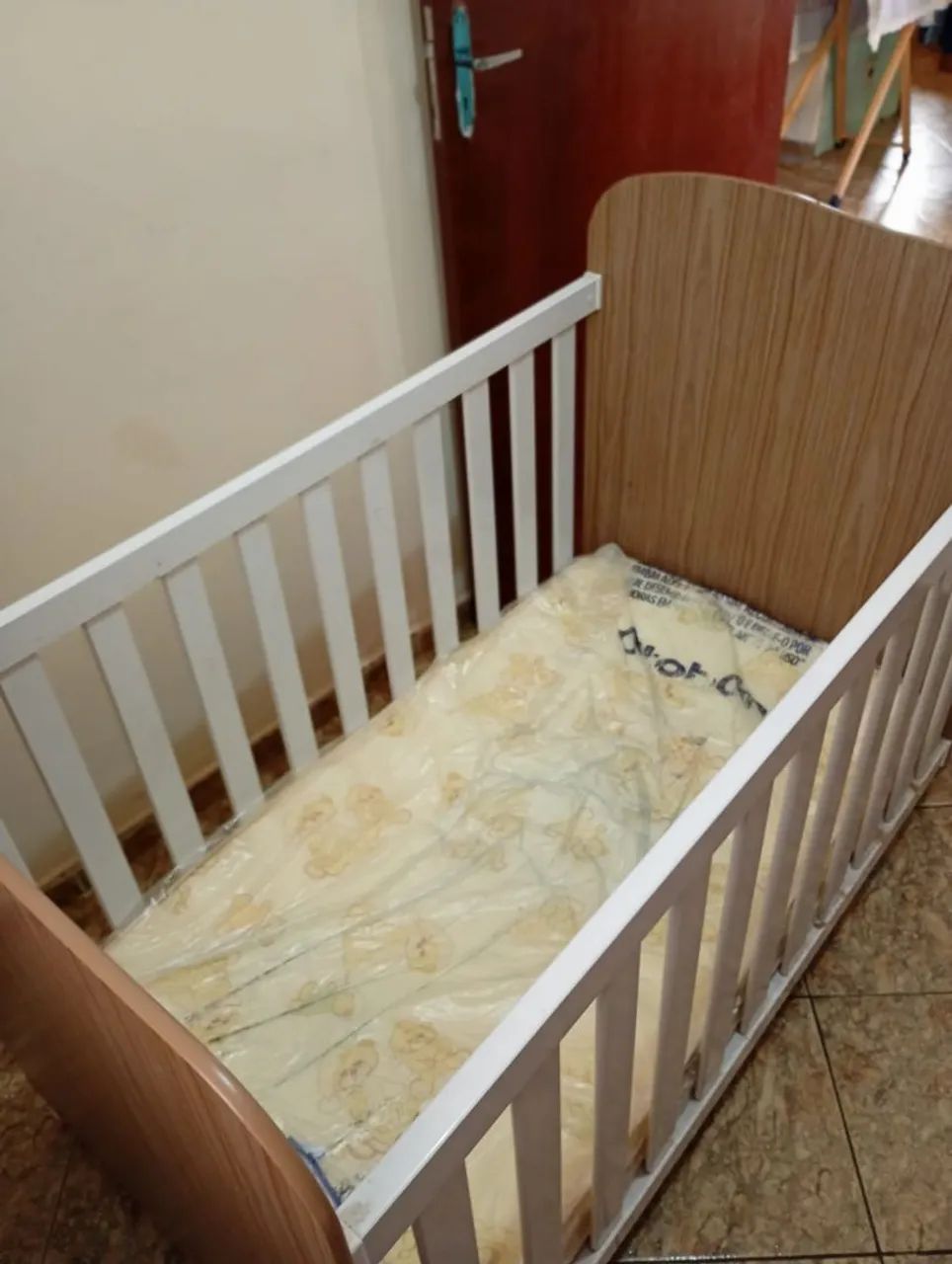 Berço com rodinhas e colchão em excelente estado - Foto 2
