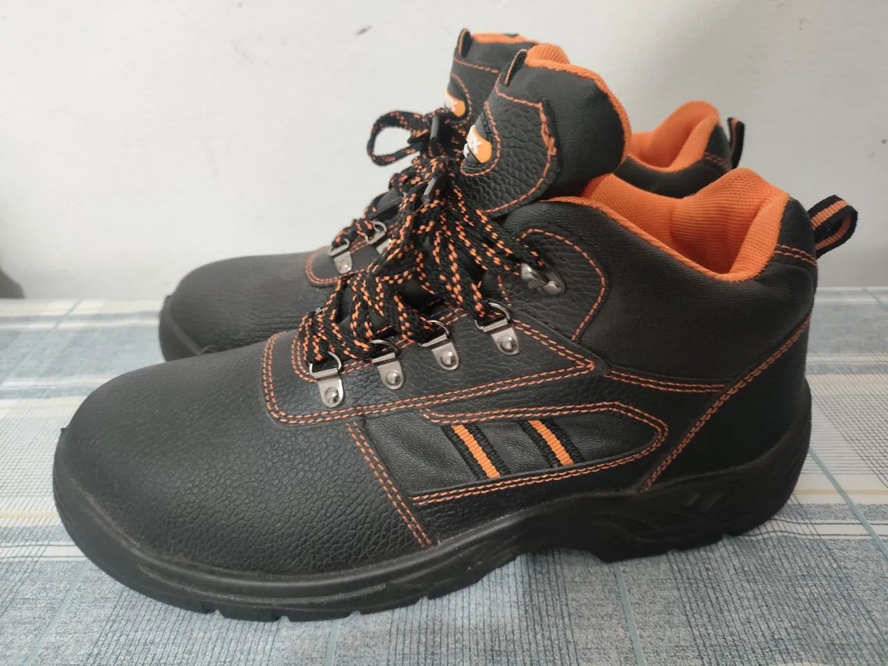 Vendo bota de trabalho 44 45 - Foto 2