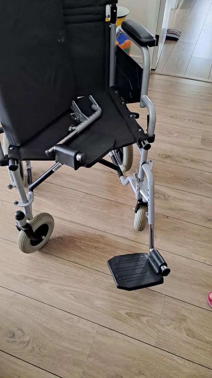 Vendo cadeira de rodas  - Foto 4