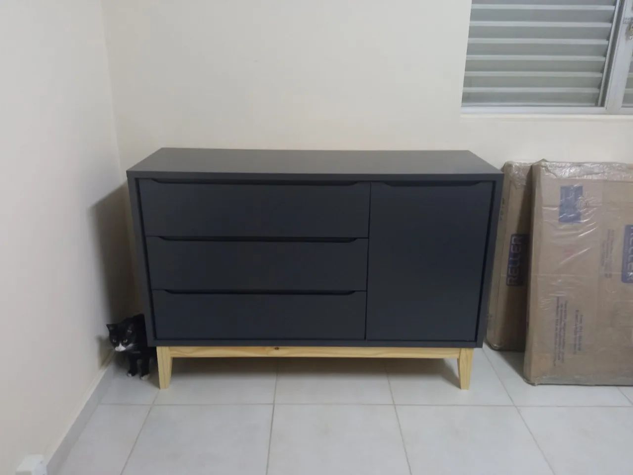 Comoda com 3 gavetas e porta