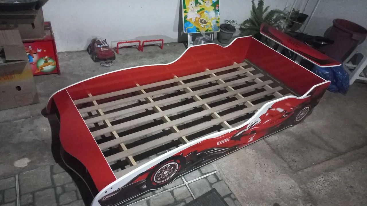 Cama modelo de carro para menino