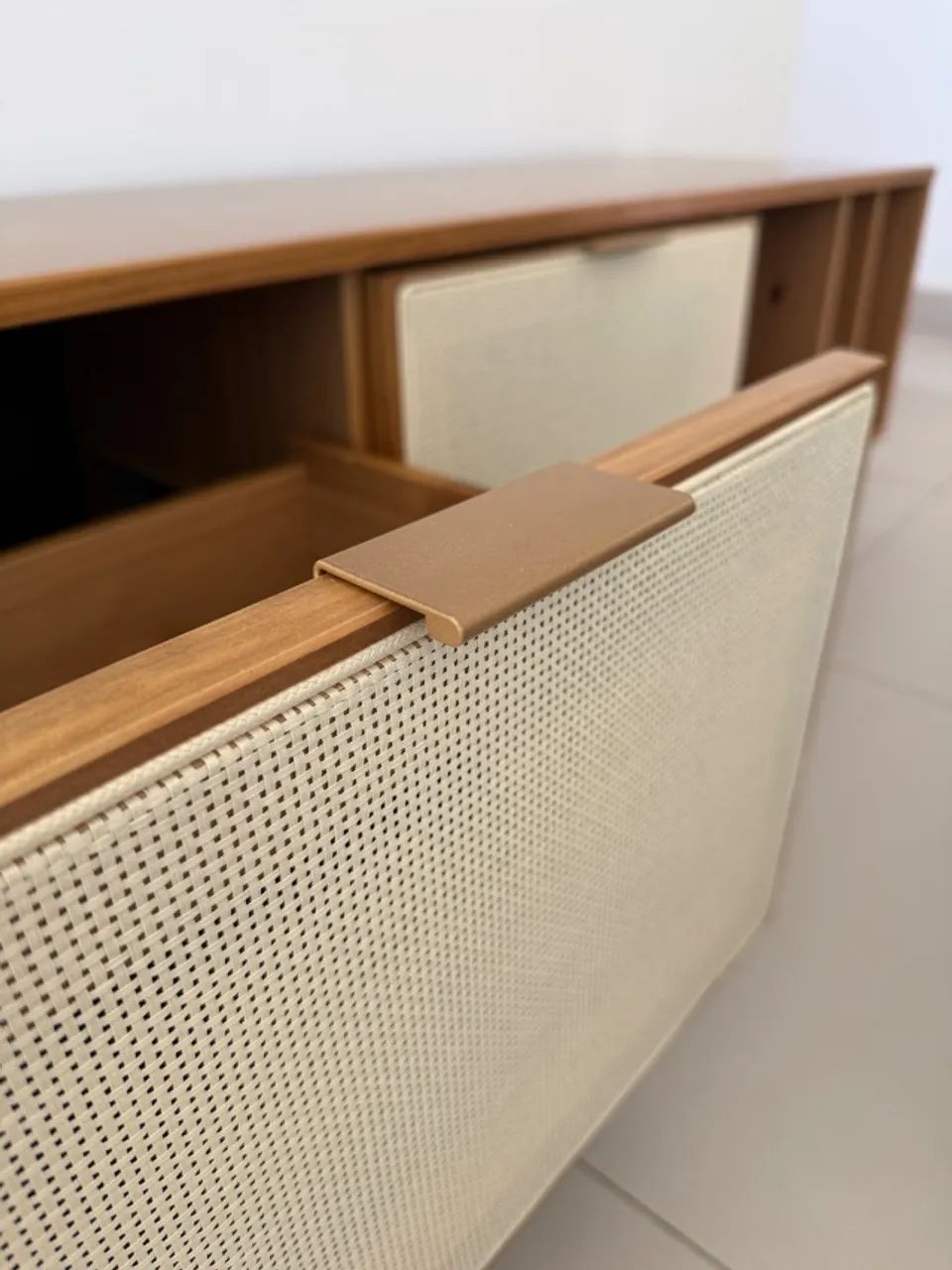 Rack para TV até 75 Polegadas 3 gavetas com palhinha madeira maciça Yescasa 180cm - Foto 2
