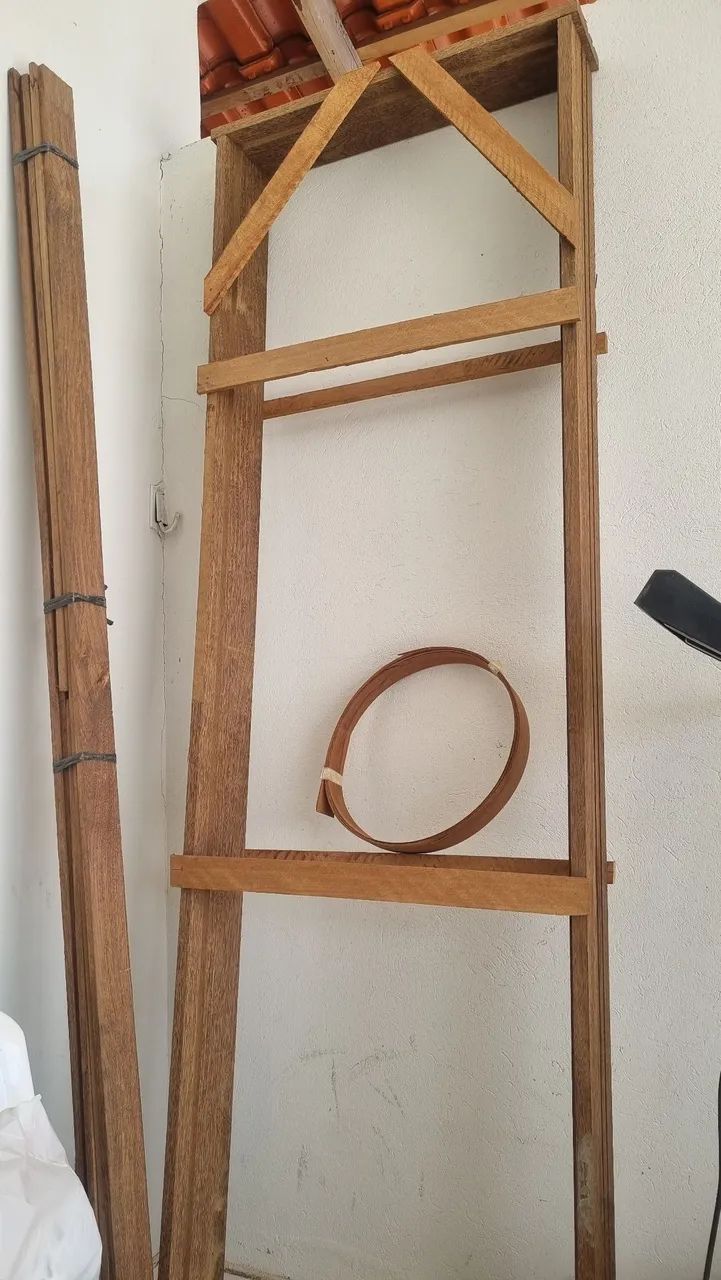 Esquadria de sucupira, porta e alisar novos.