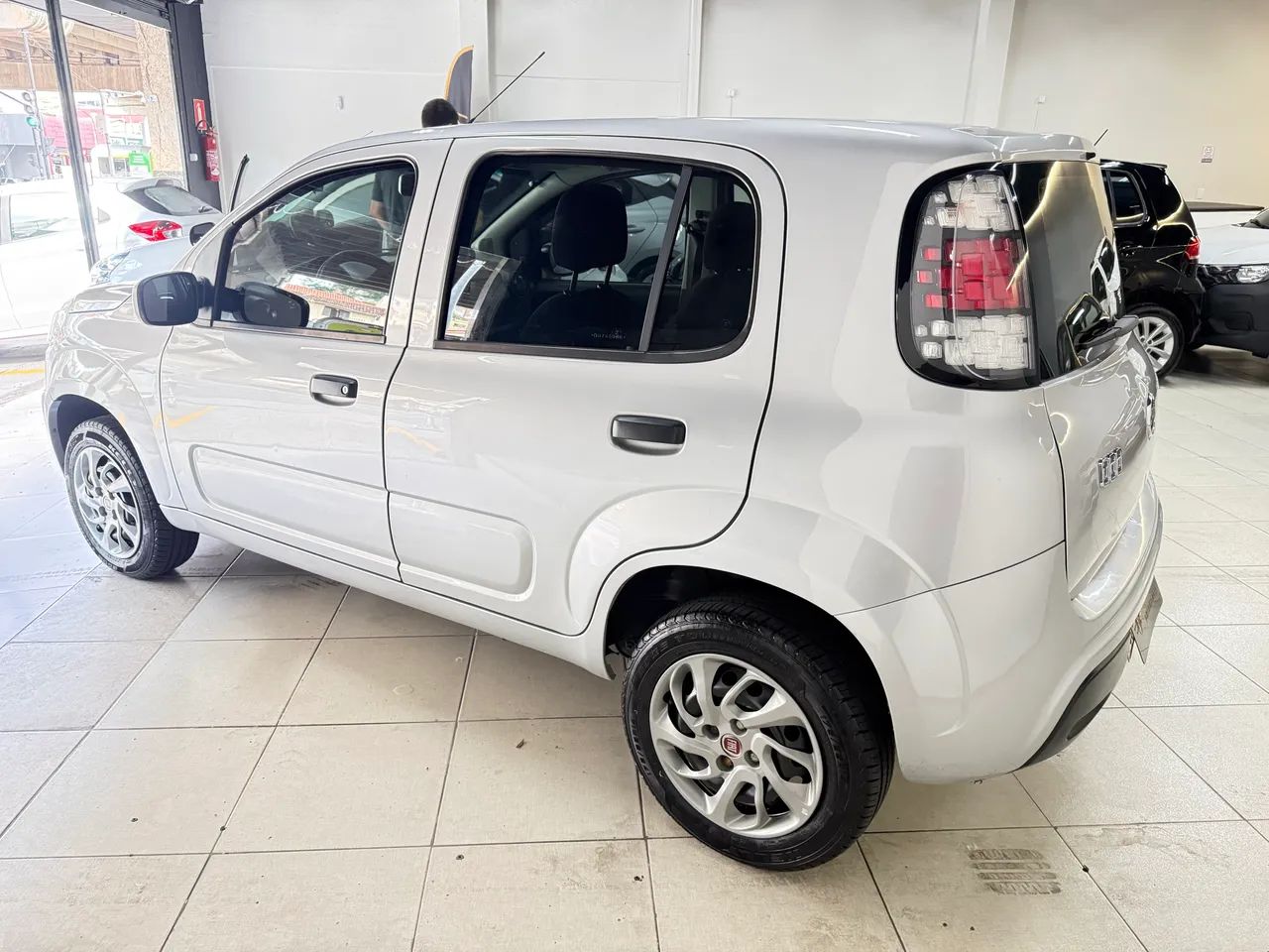 Fiat Uno Attractive 1.0 EVO Fire Flex 8V 5P 2016 - Foto 4
