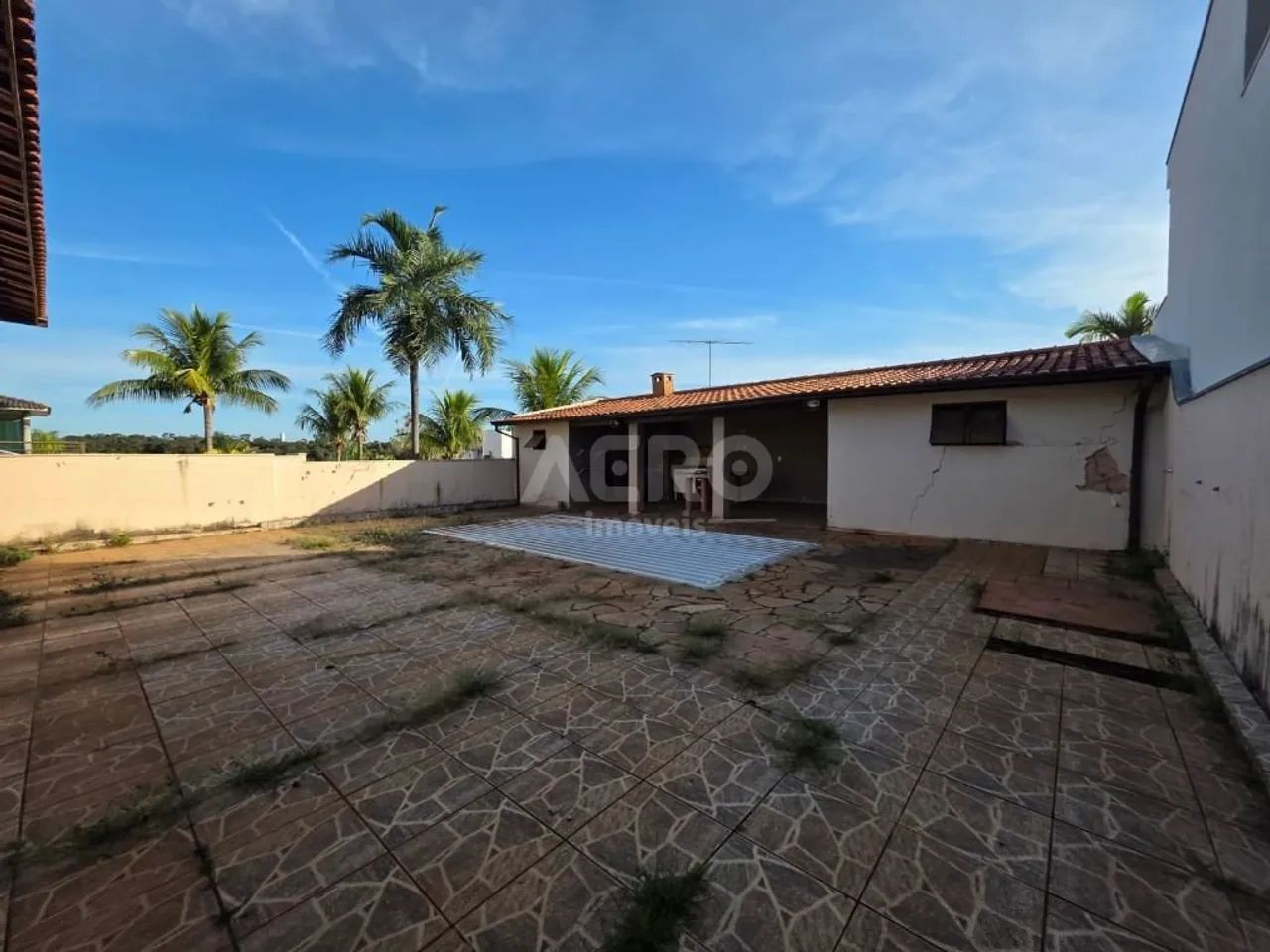 Casa térrea PARA REFORMA NO CONDOMÍNIO SAMAMBAIA