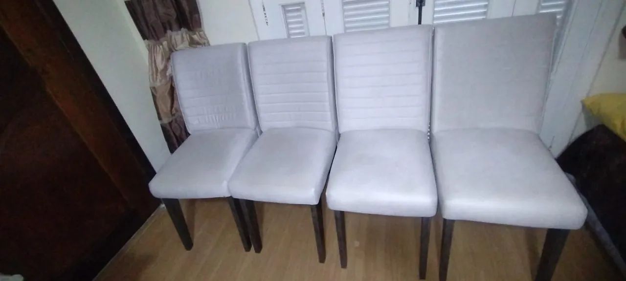 Mesa com tampo de vidro com 4 cadeiras seminova  - Foto 2
