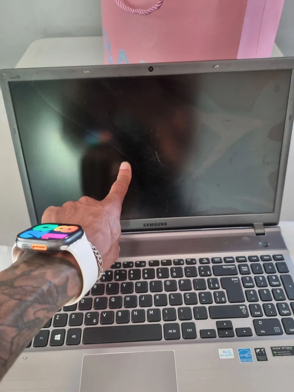 Tela ta quebrada tem 1 ano que nao mexi nele  mas mas ele pegava direitinho tem carregador - Foto 5