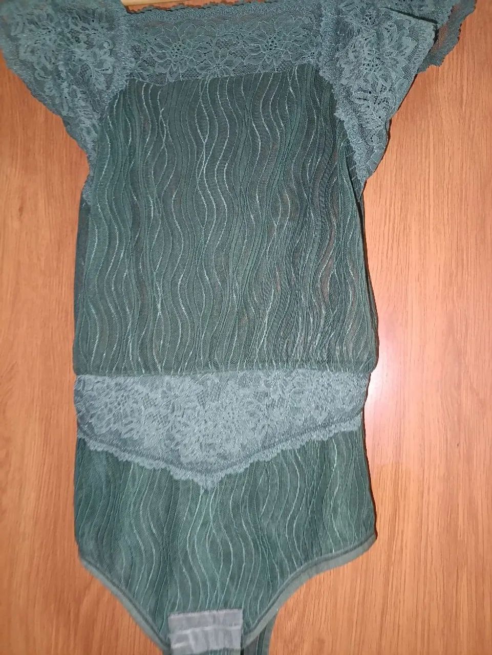 Body feminino de renda na cor verde da marca HARDY - Foto 2