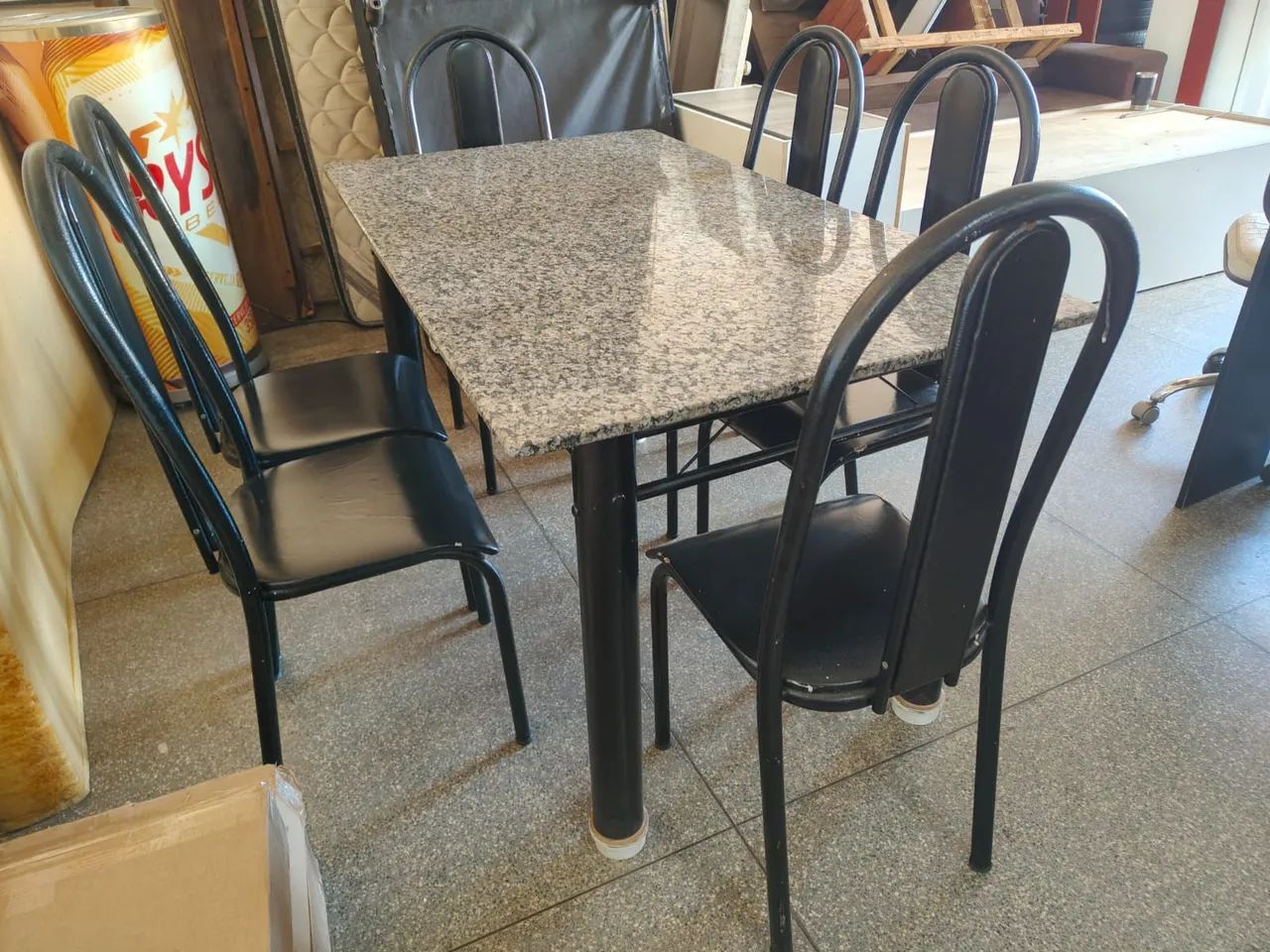 Mesa de mármore com 6 cadeiras  - Foto 4