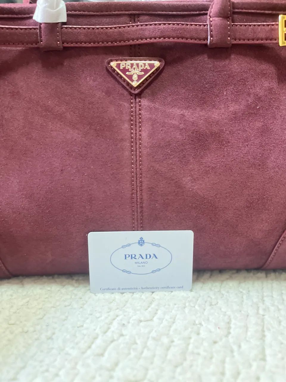 Bolsa Prada  em Camurça Bordô - Logo Triangular Dourado - Foto 5