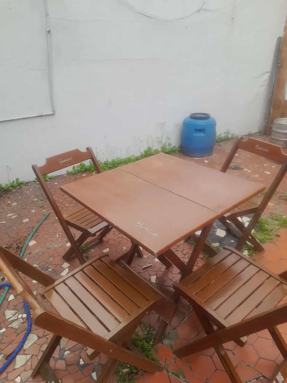 Vendo mesas de madeira com 4 cadeiras  em perfeito estado