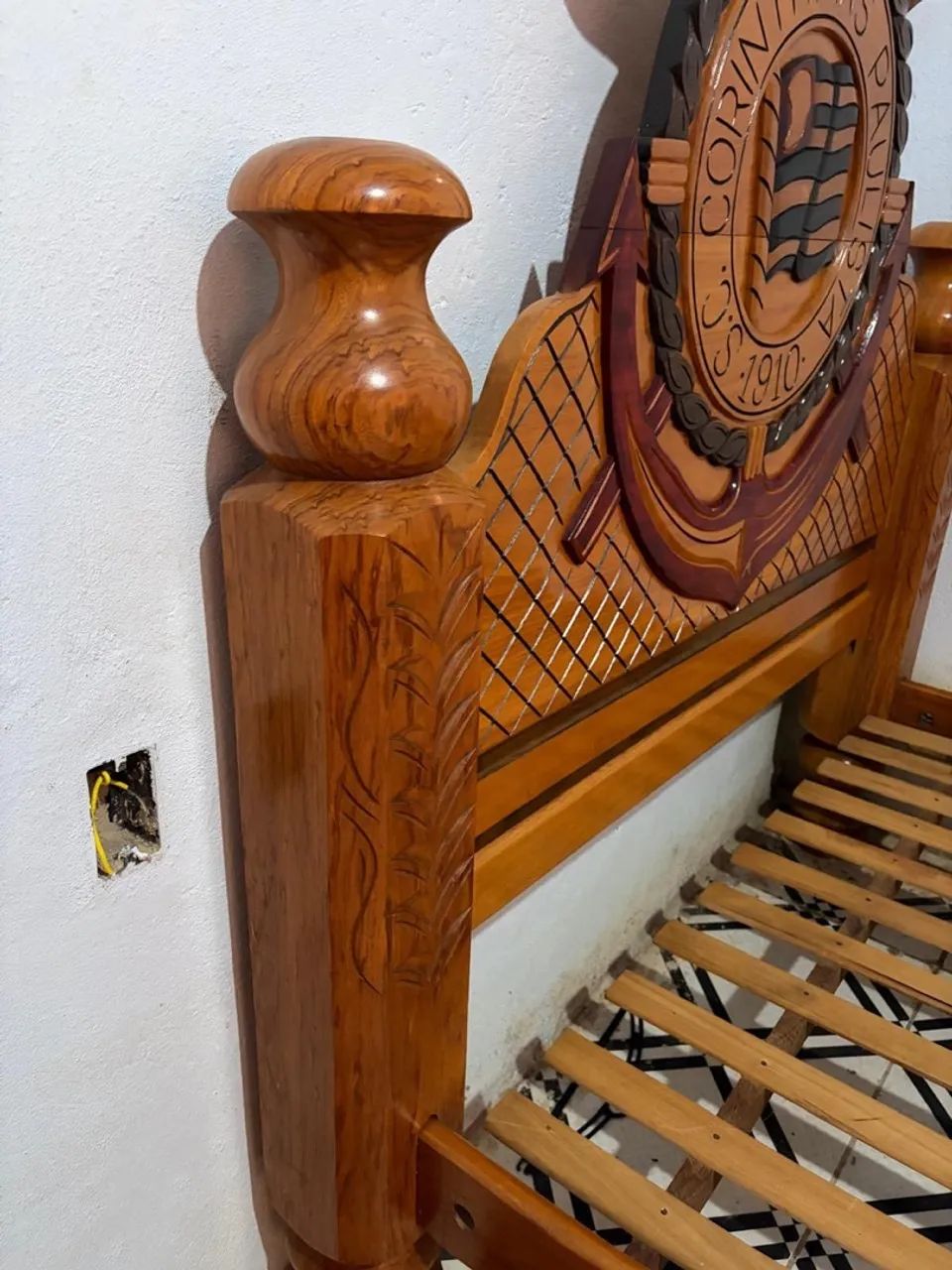 Cama de madeira 