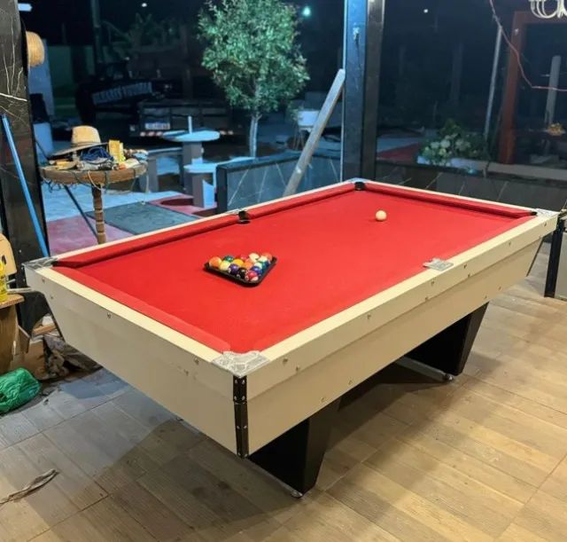 Mesa de Sinuca com Fichas e Chave