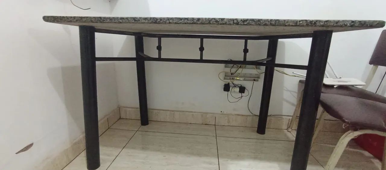 Mesa de mármore com cinco cadeiras. - Foto 2