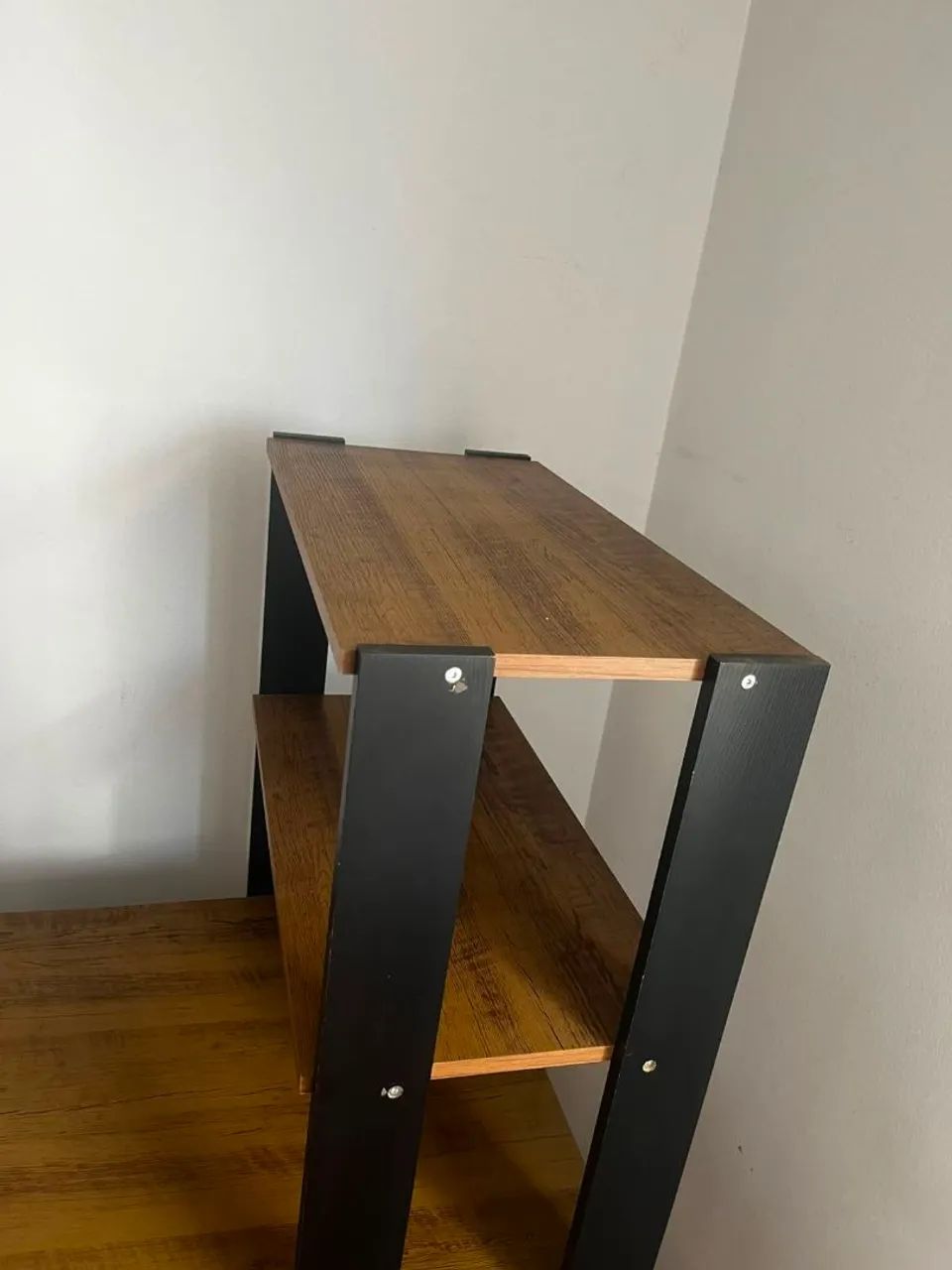 Mesa de escritório usada com prateleiras - Foto 2