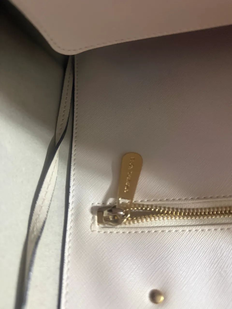 Bolsa Michael kors cinza com branco linda de ombro  - Foto 5