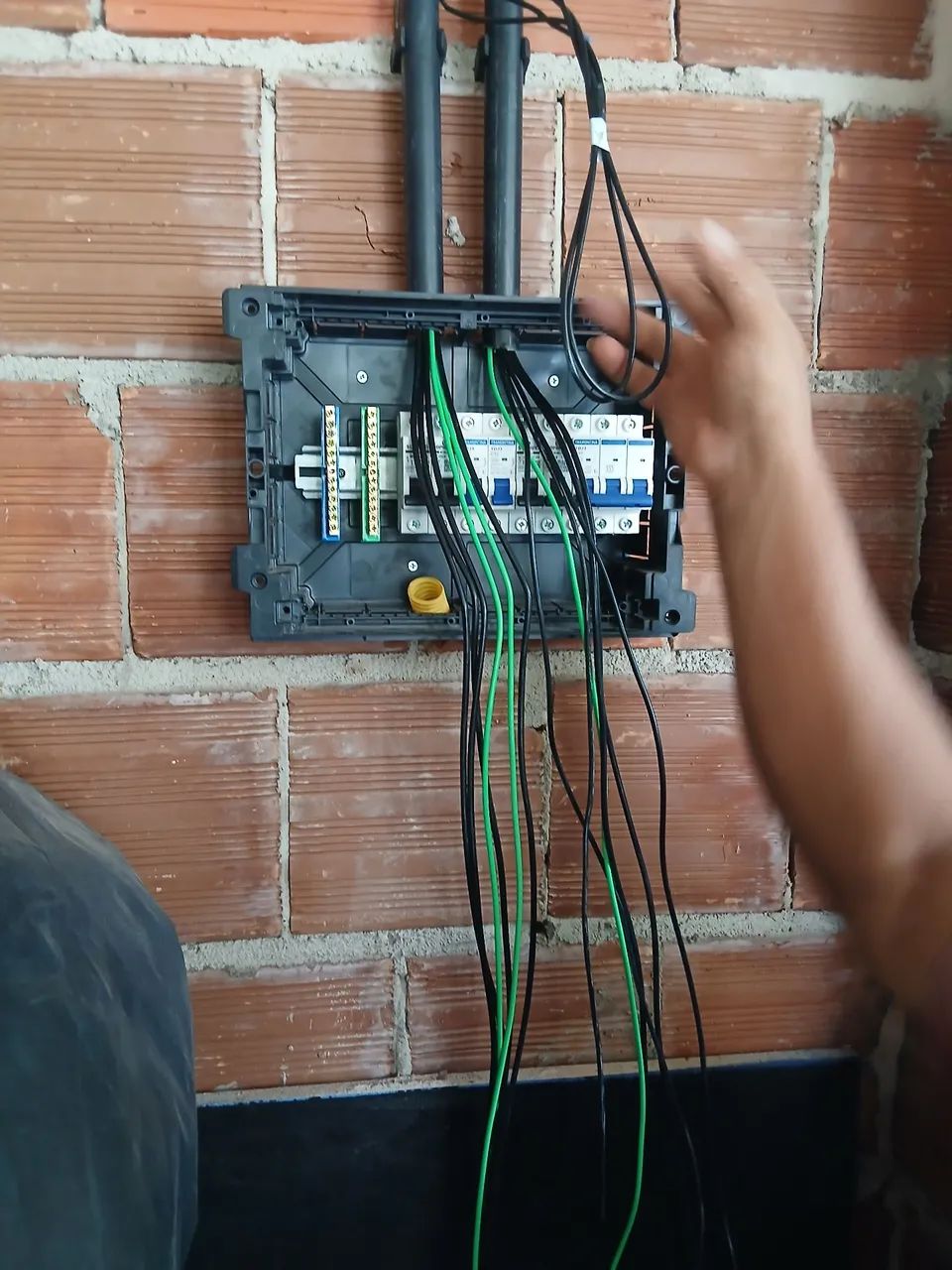 Faço serviços de estalacões elétricas  - Foto 4