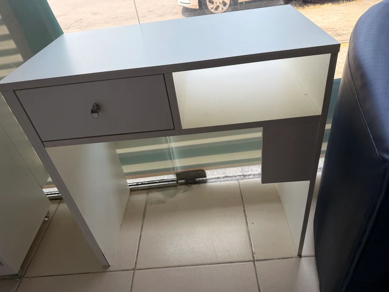 Vendo poltrona +mesa de manicure e carrinho auxiliar - Foto 2