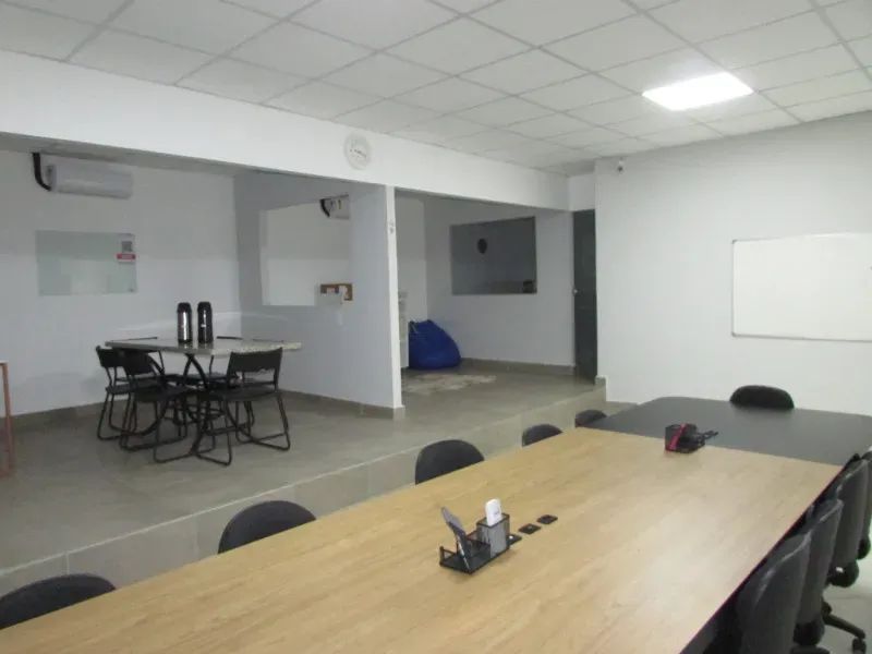 SALAS EM PRADIO COMERCIAL