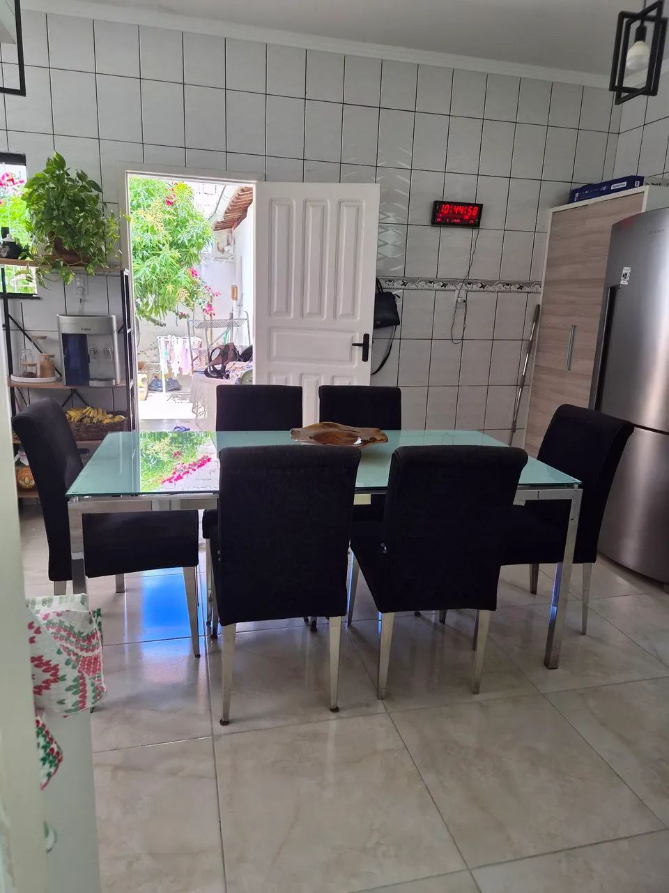 Vendo mesa tampo de vidro+ cadeiras. - Foto 4
