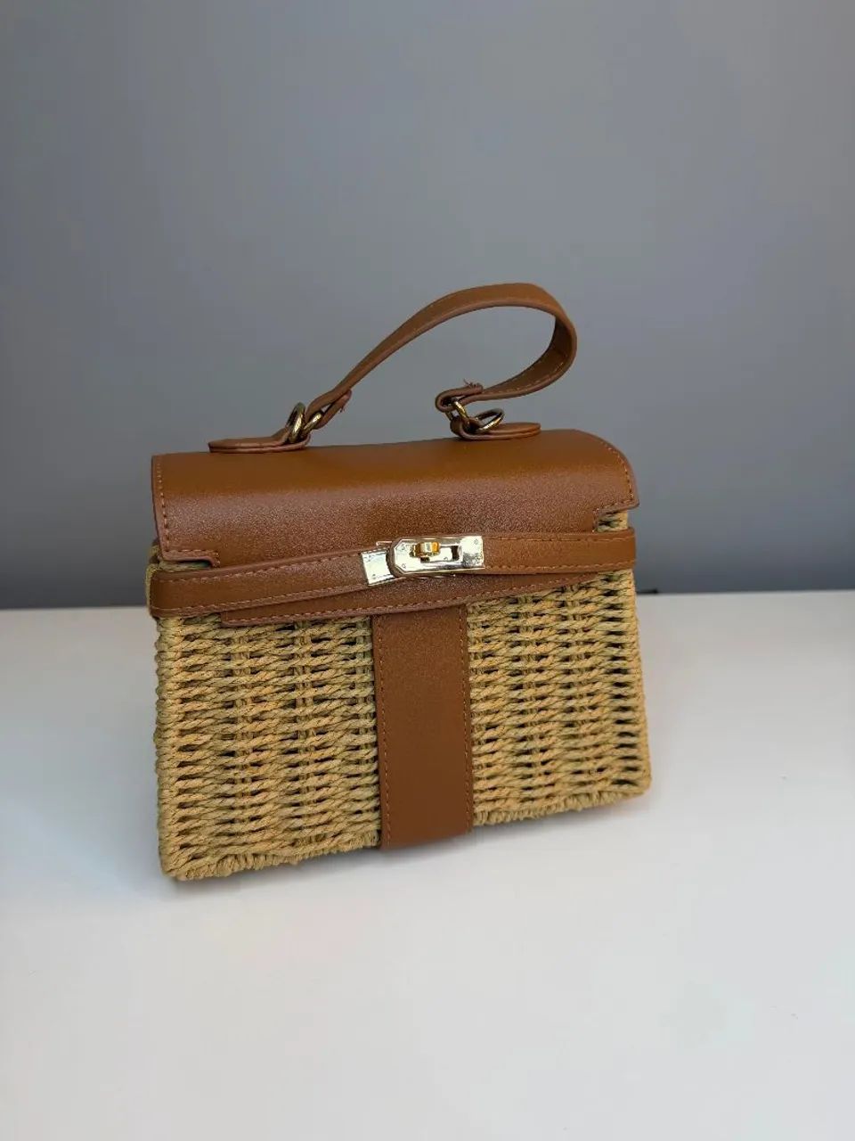 Bolsa de Palha trançada com detalhes em Couro