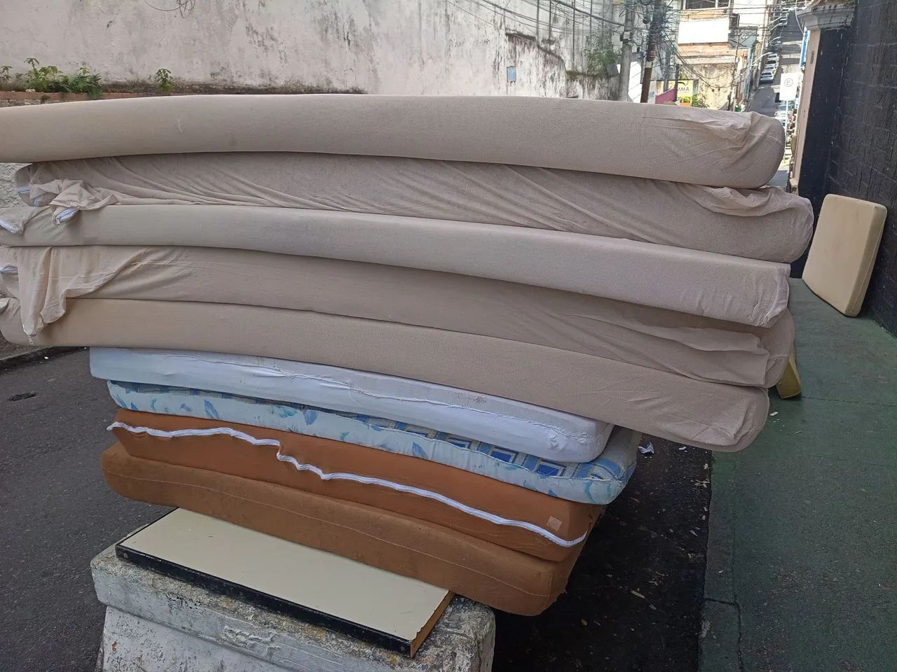 Colchão de solteiro 85 $ cada pra vender logo