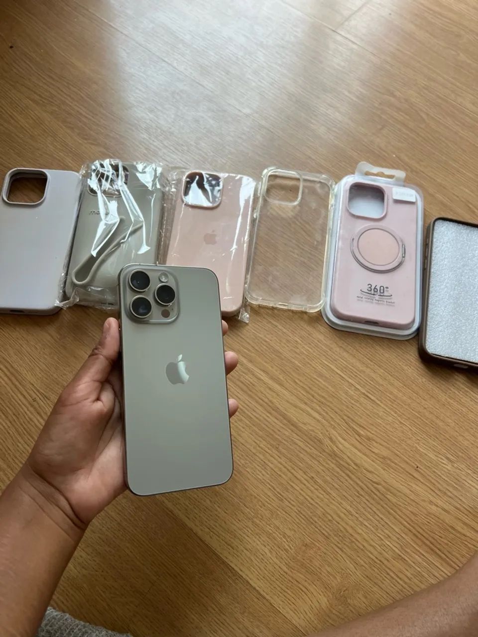 iPhone 15 Pro Max 256GB prata + Kit com 6 Capinhas Premium - Foto 2