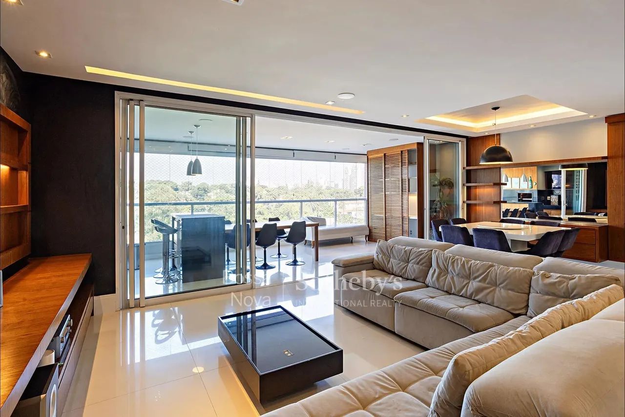 Apartamento reformado com varanda gourmet e planta funcional
