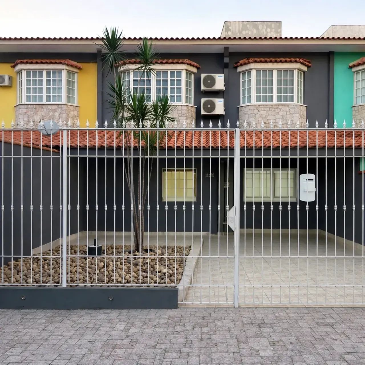 Casa em Angra dos Reis com 02 quartos sendo uma suite.