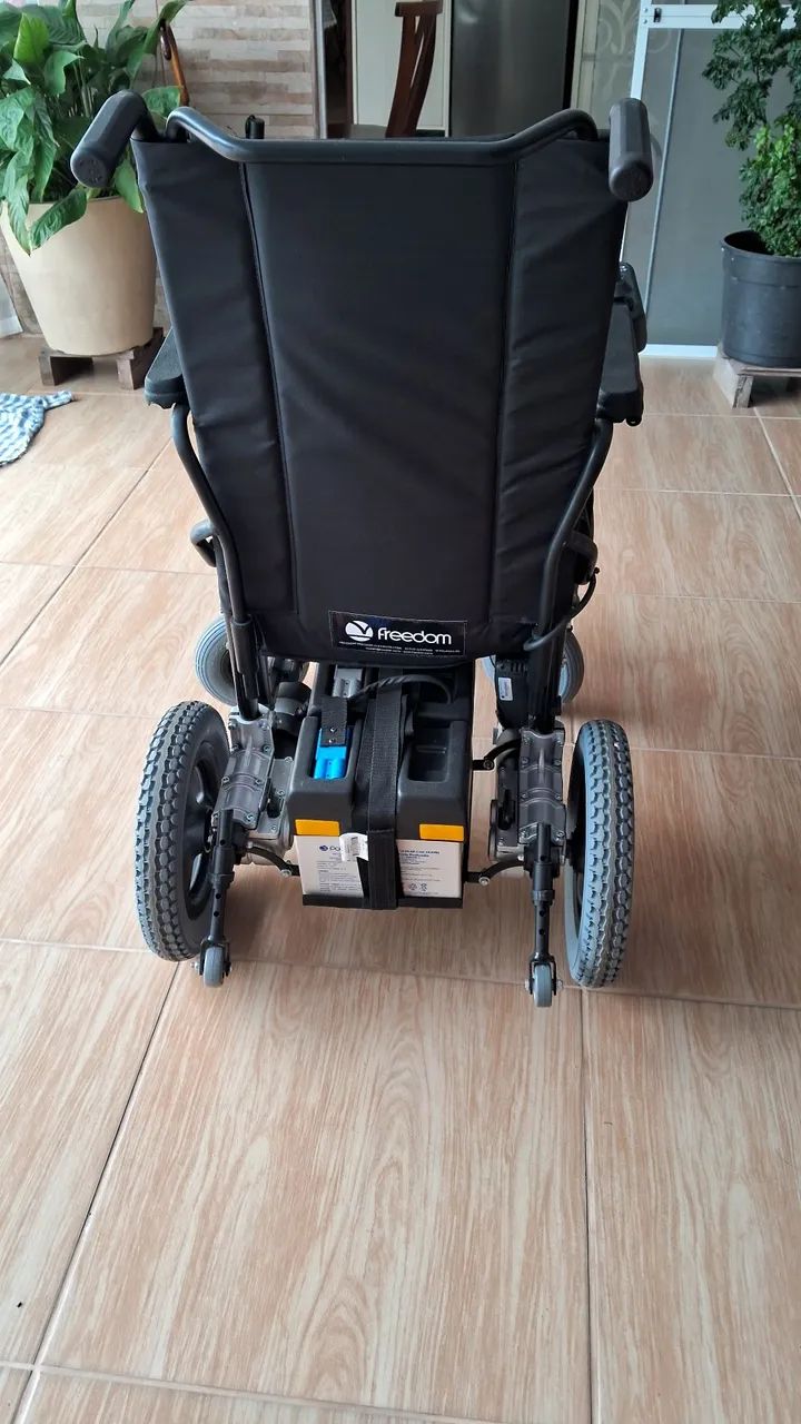 Cadeira de rodas motorizada  - Foto 4