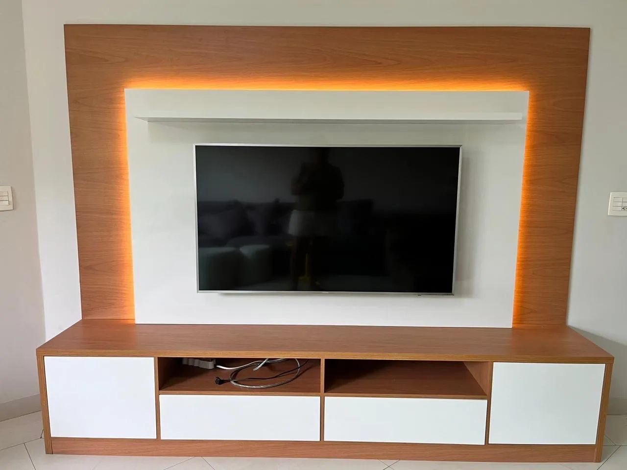 Painel com Raqui moderno e semi-novo