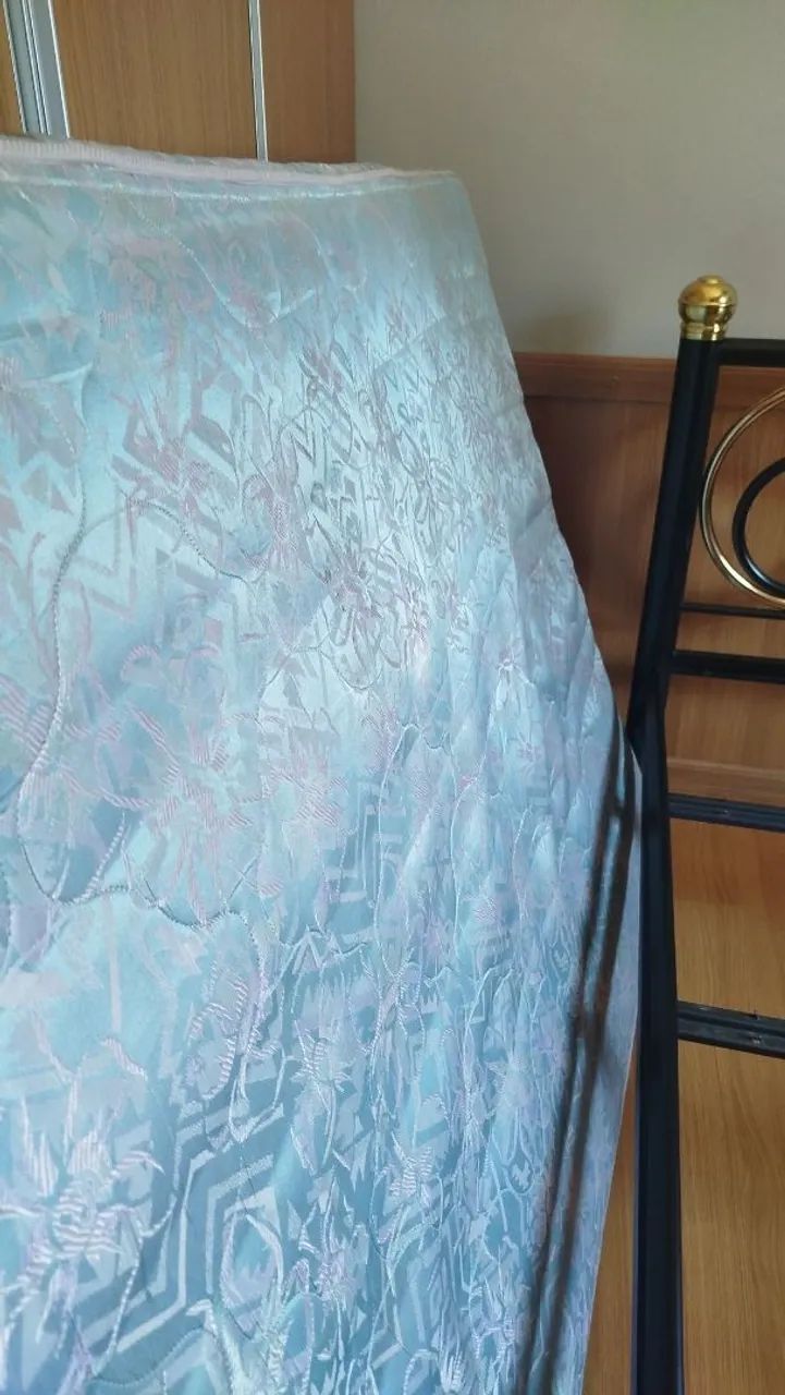 Cama casal com colchão em ótimo estado.