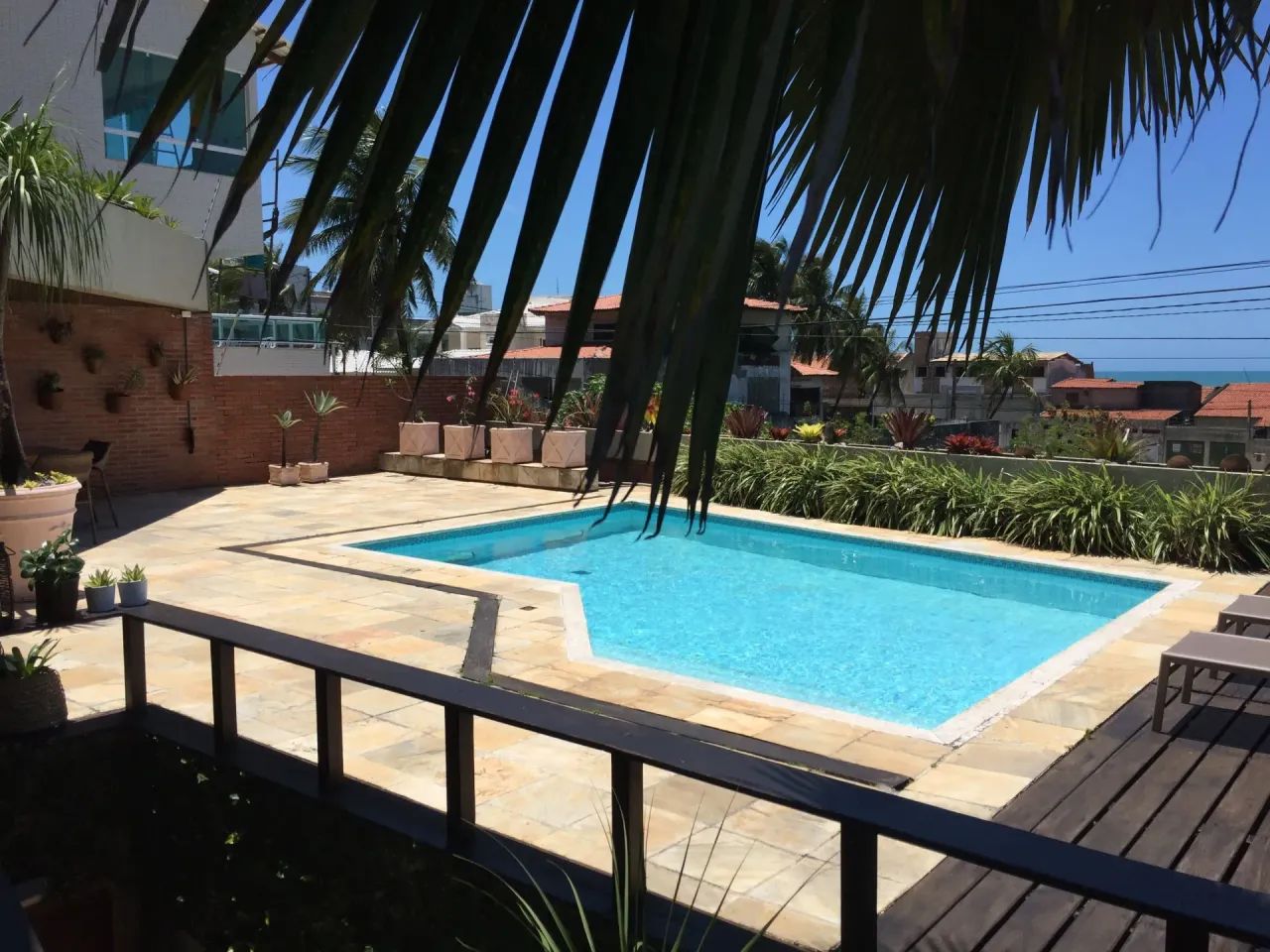 Casa com 3 pavimentos, vista para o mar e área de lazer
