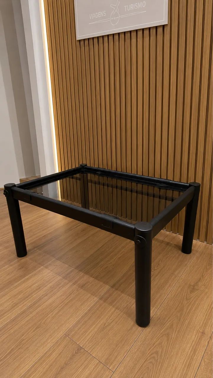 mesa de centro da Hobjeto possui um design moderno e elegante em metal preto