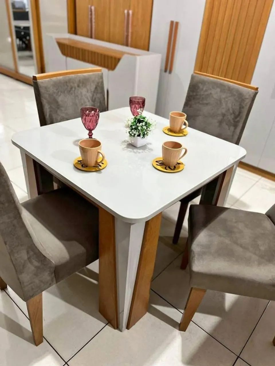 Mesa de jantar com 4 cadeiras de madeira disponivel