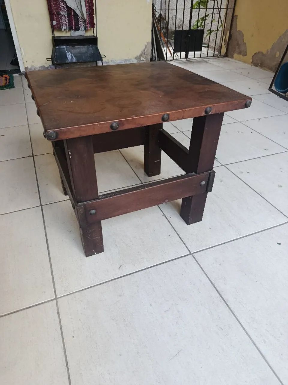 MESA DE CENTRO SE MADEIRA COM TAMPO DE COURO  - Foto 4