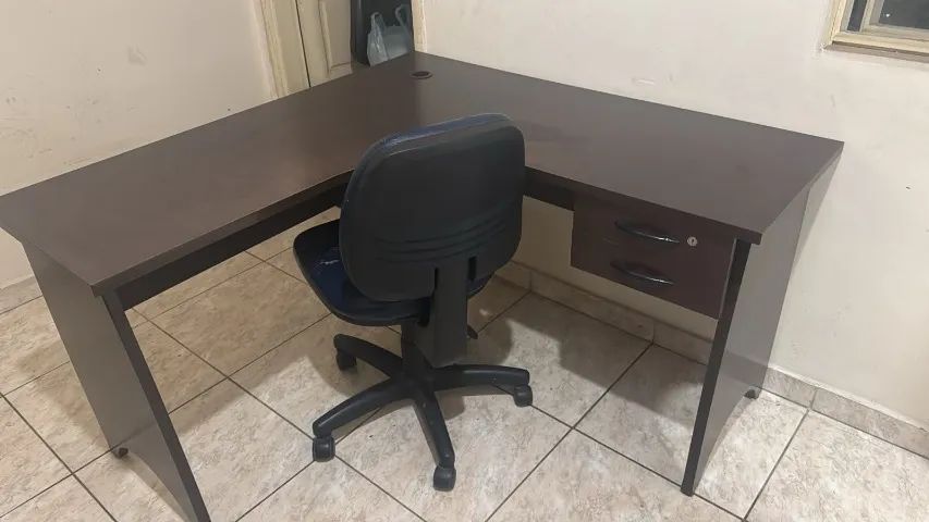 Mesa de Escritório com Cadeira