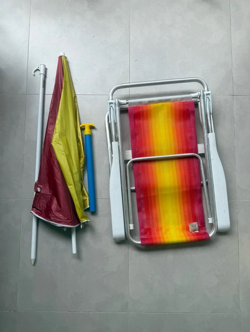Cadeira e de praia com guarda-sol de brinde 