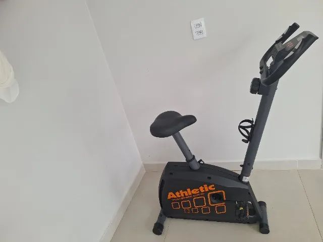 VENDE-SE UMA BICICLETA ERGOMÉTRICA ATHLETIC - SEMINOVA - Foto 4