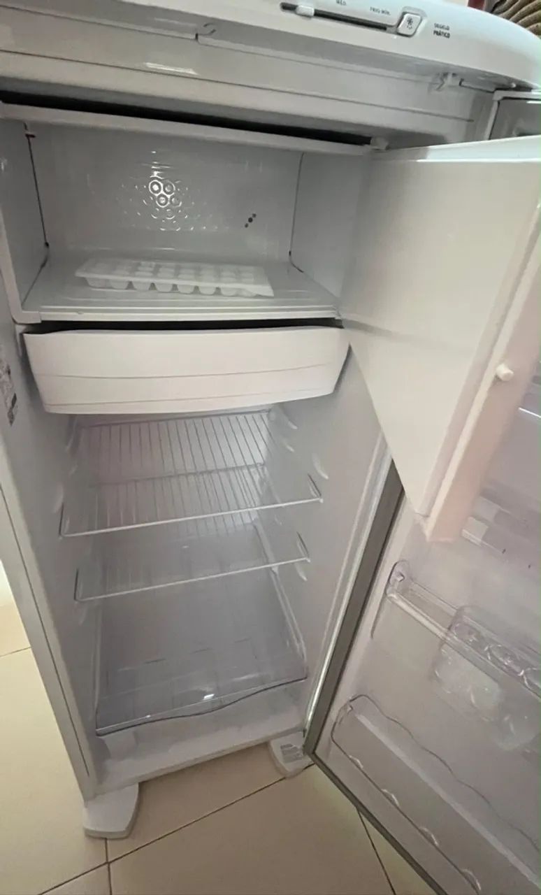 GELADEIRA ELECTROLUX SEMI NOVA  - Foto 2